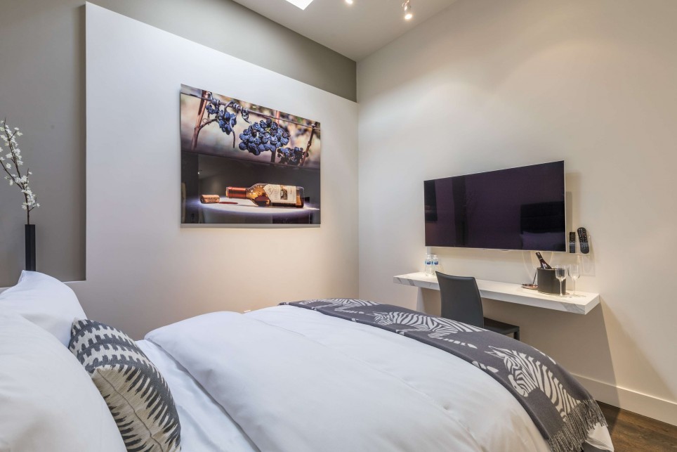 EXPERIENCE TRENDSETTING DESIGN AND ULTRA COMFORTABLE BEDS AT R INN NAPA